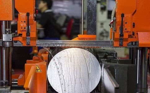 为什么选购思南立式带锯床时，客户需要提供锯切生产量、材质、硬度、大小、厚度等需求？